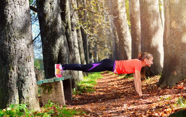 Schöne Frau beim Training im Park — Stockfoto