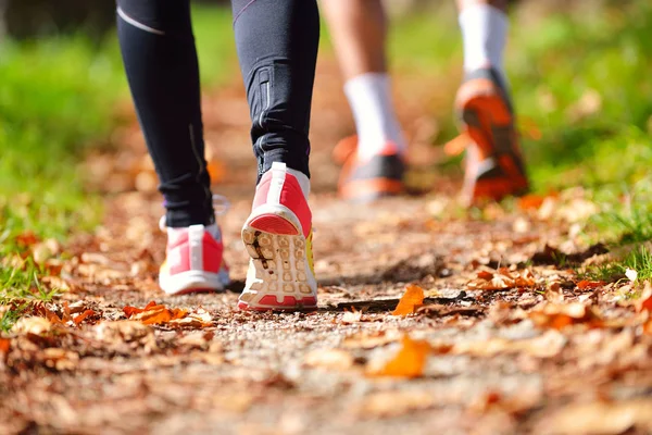 Jeune couple jogging — Photo