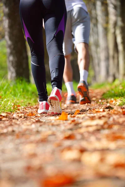 Jong koppel joggen — Stockfoto