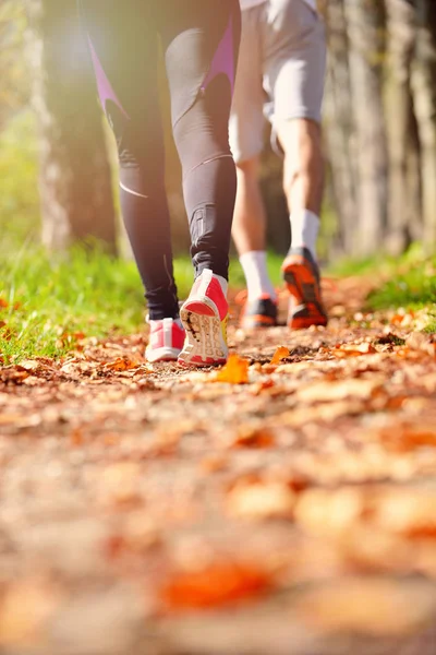 Jovem casal jogging — Fotografia de Stock