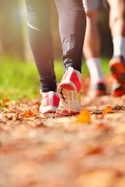 Jovem casal jogging — Fotografia de Stock