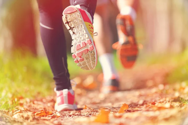 Jeune couple jogging — Photo