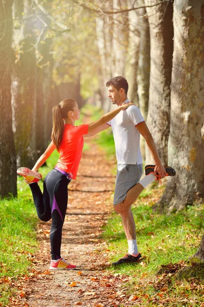 Jovem casal se preparando para correr de manhã — Fotografia de Stock