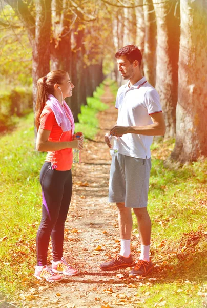 Junges Paar bereitet sich auf Morgenlauf vor — Stockfoto