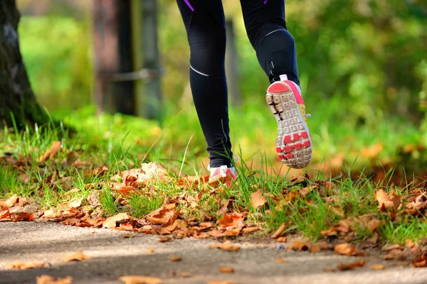 Bella donna che fa jogging nel parco — Foto Stock