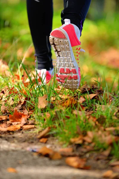 Schöne Frau joggt im Park — Stockfoto