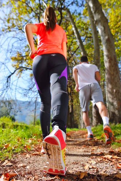 Jovem casal jogging — Fotografia de Stock