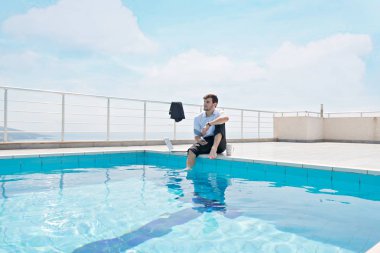 Dizüstü bilgisayarda çalışan adam 