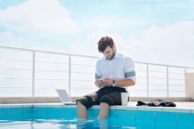 Dizüstü bilgisayarda çalışan adam 