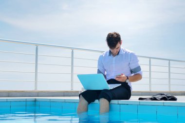 Dizüstü bilgisayarda çalışan adam 