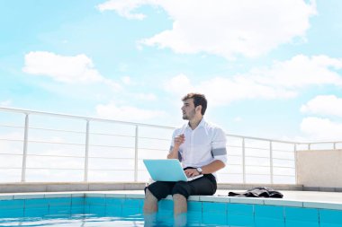 Dizüstü bilgisayarda çalışan adam 