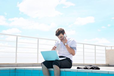 Dizüstü bilgisayarda çalışan adam 