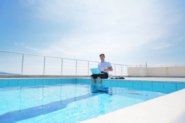 Dizüstü bilgisayarda çalışan adam 