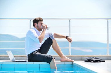 Dizüstü bilgisayarda çalışan adam 