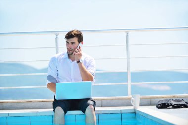 Dizüstü bilgisayarda çalışan adam 