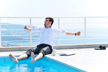 Dizüstü bilgisayarda çalışan adam 