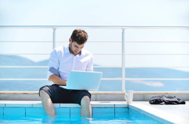 Dizüstü bilgisayarda çalışan adam 