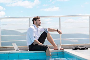 Dizüstü bilgisayarda çalışan adam 