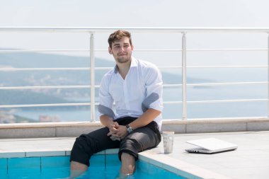 Dizüstü bilgisayarda çalışan adam 