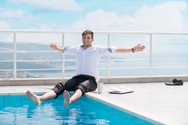 Dizüstü bilgisayarda çalışan adam 