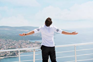 Genç adam uzanmış kollarıyla