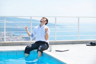 Dizüstü bilgisayarda çalışan adam 