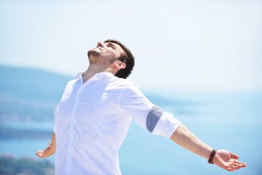 Genç adam uzanmış kollarıyla