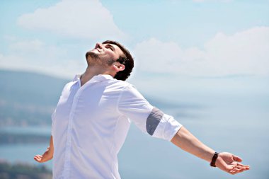 Genç adam uzanmış kollarıyla