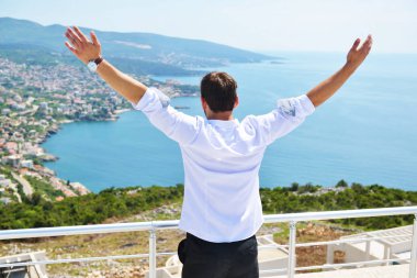 Genç adam uzanmış kollarıyla