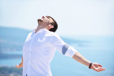 Genç adam uzanmış kollarıyla