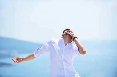 Genç adam cep telefonu kullanıyor.