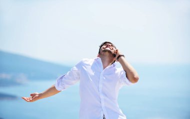 Genç adam cep telefonu kullanıyor.