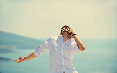 Genç adam cep telefonu kullanıyor.