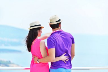 Çatı üzerinde duran genç Çift