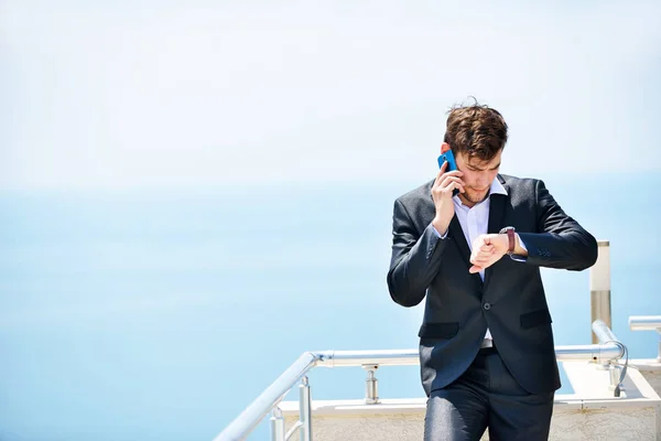 Hombre joven en traje casual — Foto de Stock