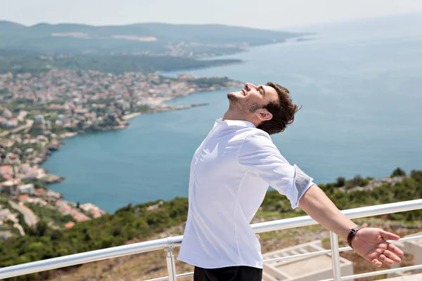 Genç adam uzanmış kollarıyla