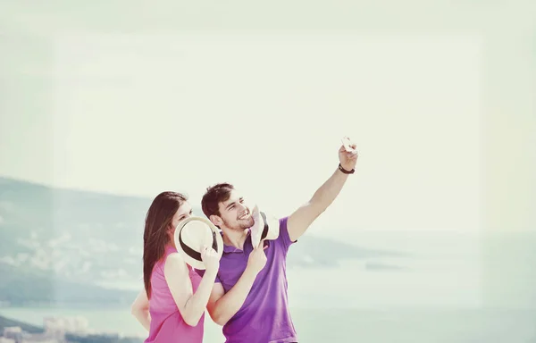 Pareja joven haciendo selfie — Foto de Stock