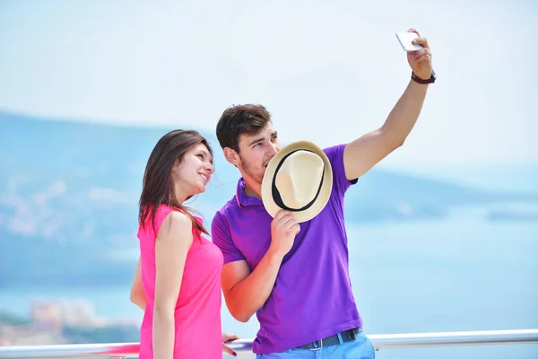 Casal jovem fazendo selfie — Fotografia de Stock