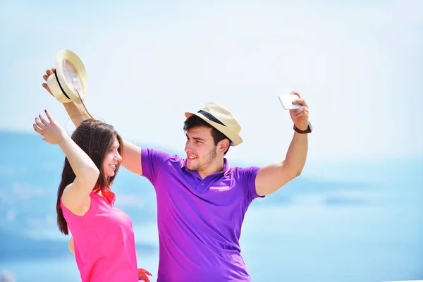 Jong paar maken selfie — Stockfoto