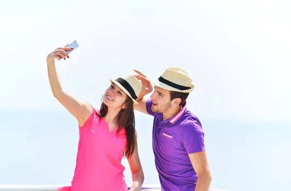 Pareja joven haciendo selfie —  Fotos de Stock