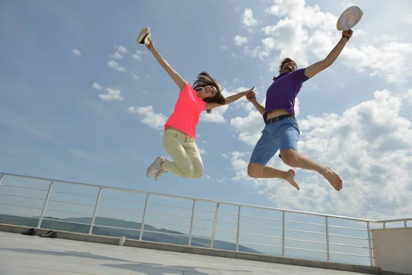 Jovem casal se divertindo — Fotografia de Stock