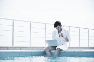 Genç adam beyaz bornoz 