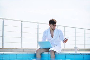 Genç adam beyaz bornoz 