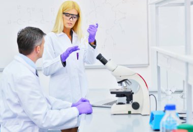 Laboratuvarda çalışan bilim adamları