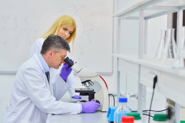 Laboratuvarda çalışan bilim adamları