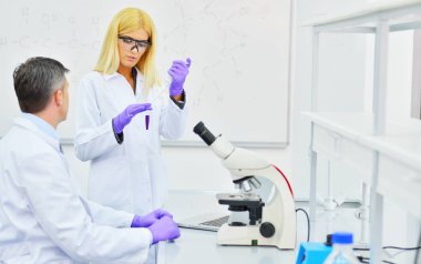 Laboratuvarda çalışan bilim adamları