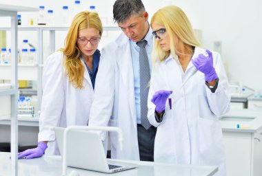 Laboratuvarda çalışan insanların grup