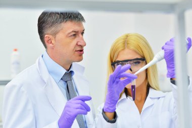 Laboratuvarda çalışan bilim adamları