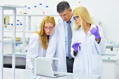 Laboratuvarda çalışan insanların grup