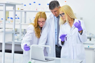 Laboratuvarda çalışan insanların grup